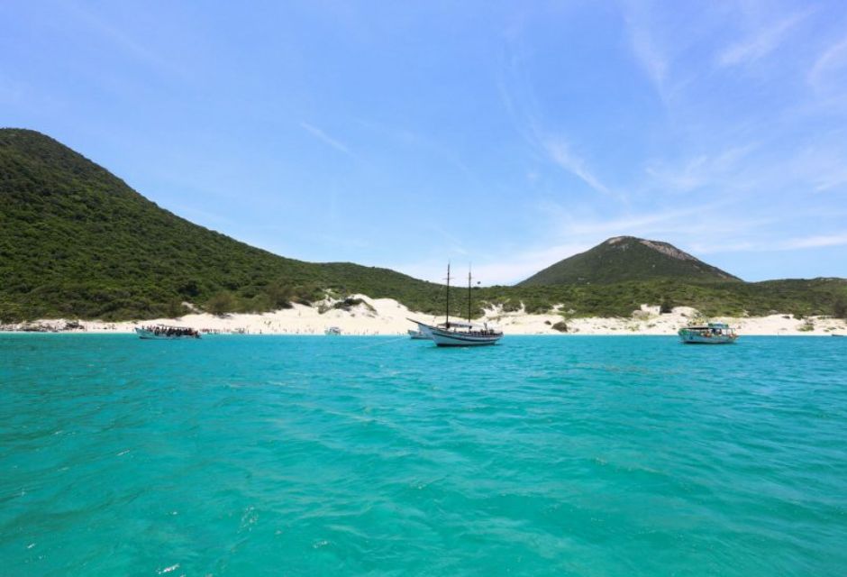 Arraial do cabo Rio de janeiro - mar azul e praia branca - Metrópoles