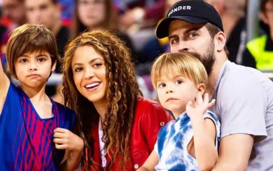 Piqué e Shakira com os filhos