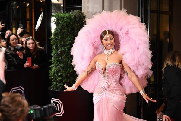 Mulher com roupa rosa em tapete vermelho - Metrópoles