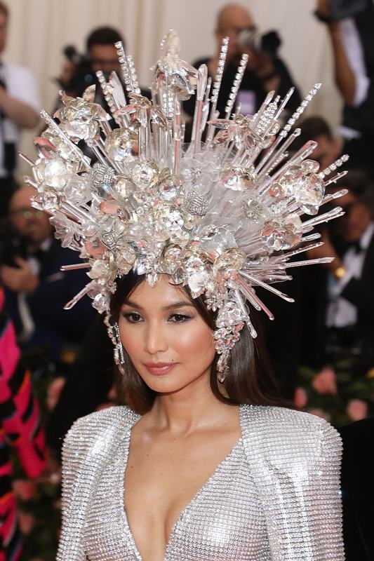 Na imagem com cor, um mulher chinesa com cabelos castanhos usando um peça de pedrarias na cabeça - Metrópoles