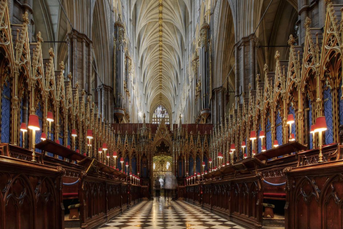 Foto colorida do interior de uma igreja clássica e monumental - Metrópoles