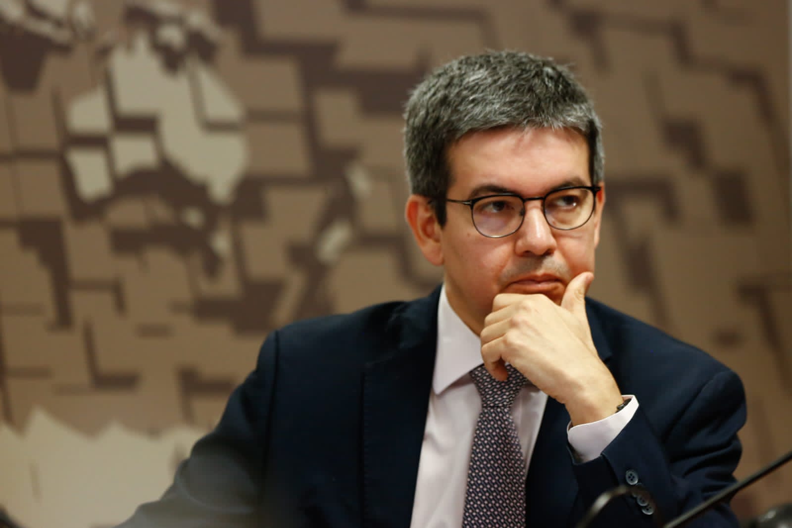 ​”Manobra para salvar mandato de Eduardo Bolsonaro”, diz Randolfe