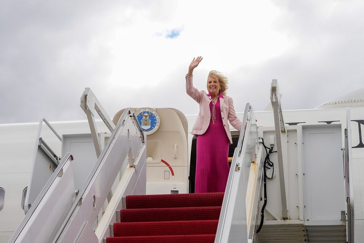 Foto colorida de mulher branca e loira, saindo de um avião, enquanto acena - Metrópoles