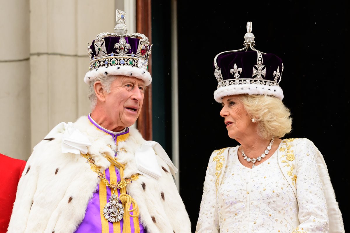 Rei e rainha se olham com coroas na cabeça - Metrópoles