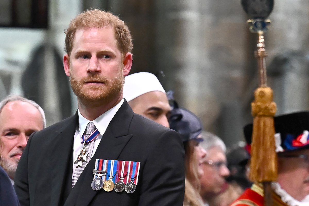 Foto colorida de homem branco e ruivo. Ele veste um blazer preto, com gravata lavanda e usa medalhas militares - Metrópoles