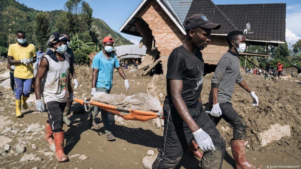 Grupo resgata corpos de pessoas que morreram devido à tragédia ambiental no Congo - Metrópoles