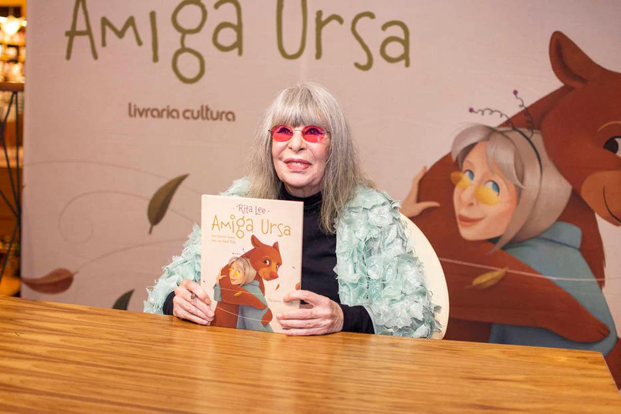 Na foto, a cantora Rita Lee segura livro - Metrópoles