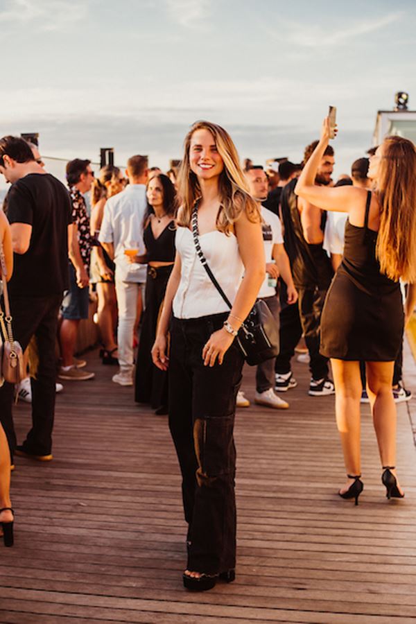 Na imagem com cor, jovens usam looks para curtir festa na capital - Metrópoles