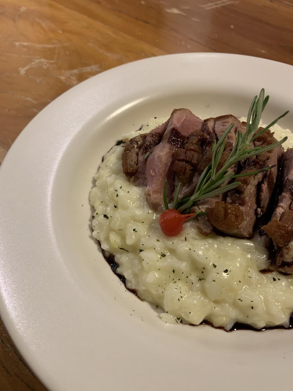 Na foto, um prato com risoto de carne - Metrópoles 