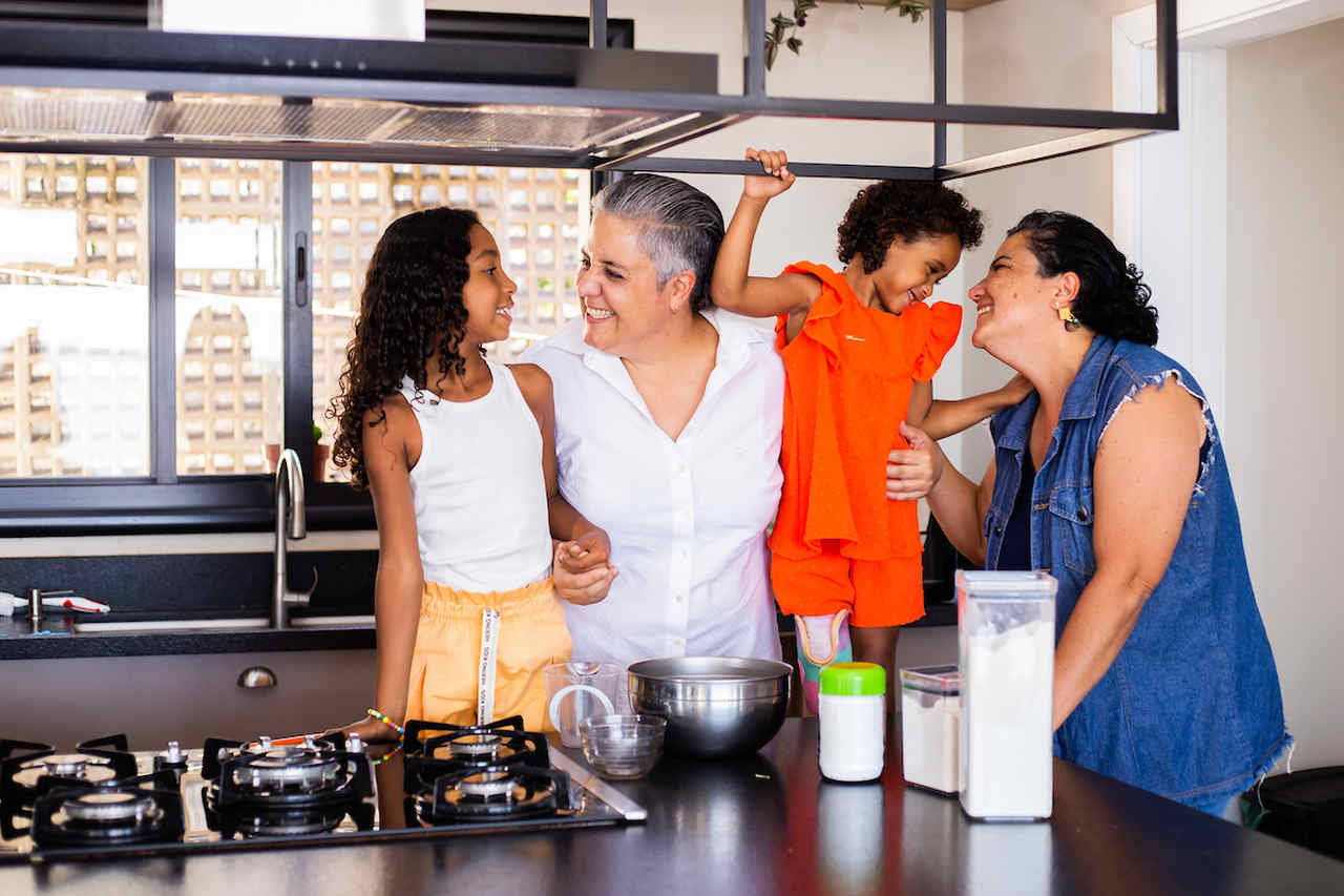 Na foto, a Chef Raquel Amaral, a esposa Fabrícia e as filhas Carol e Ana Lara - Metrópoles