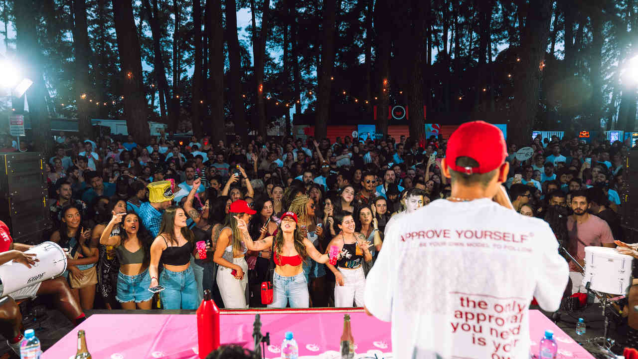 Na foto, um artista cantando para uma plateia - Metrópoles