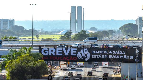 Fotografia mostrando faixa de greve na plataforma superior do Plano Piloto-Metrópoles