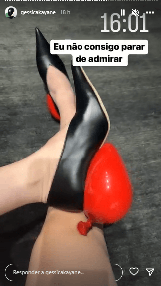 Na imagem com cor, um pé de uma mulher branca usando um sapato preto com o salto em formato de balão vermelho - Metrópoles