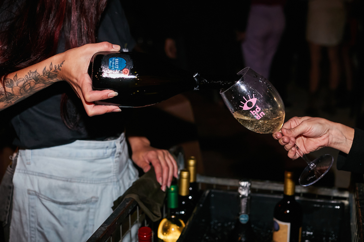 Na foto, uma pessoa colocando vinho em uma taça - Metrópoles