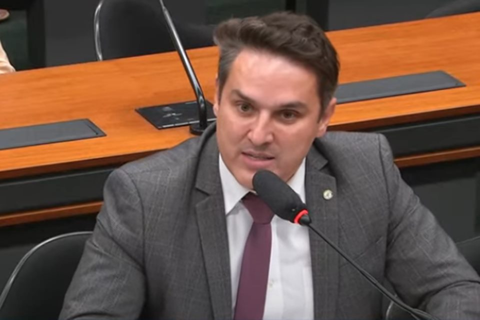 Oposição critica plano do governo Lula contra tarifaço: “Encenação”