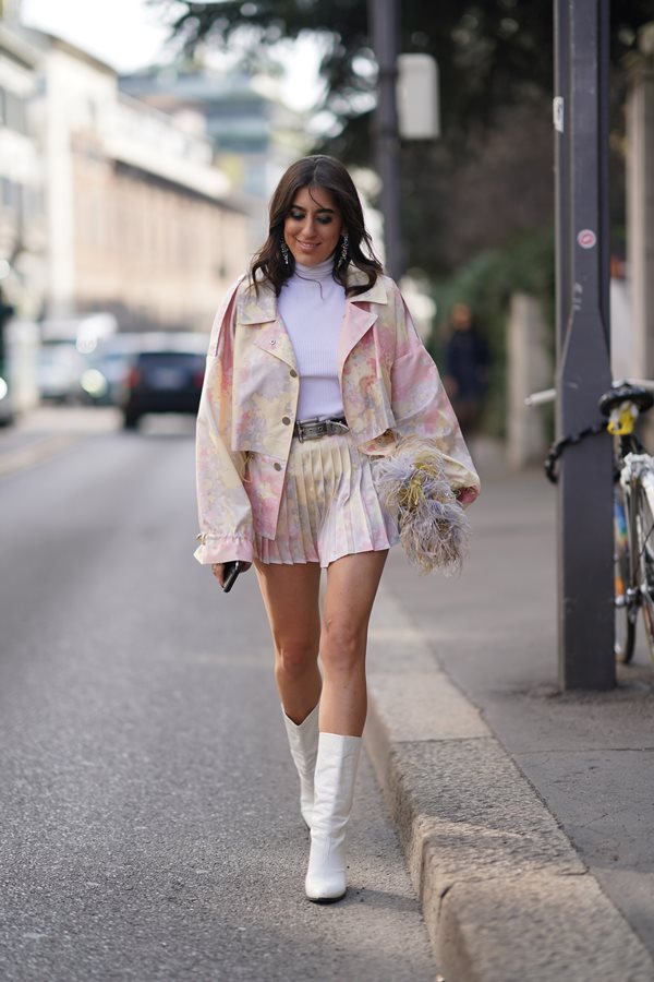 Mulher andando na rua com short saia - Metrópoles