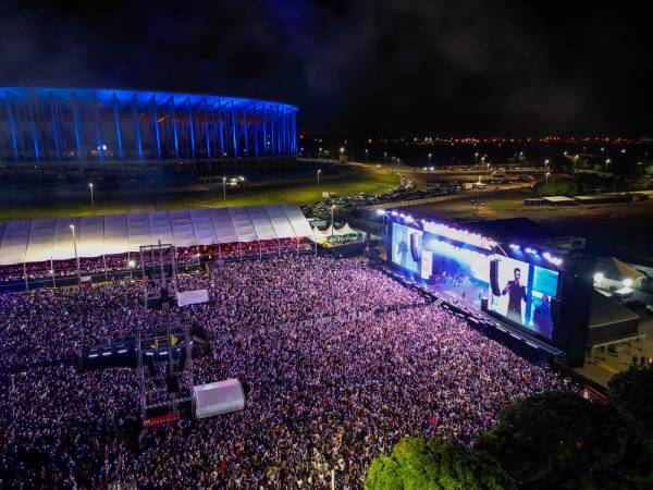 Fotografia colorida mostrando show do Gusttavo Lima-Metrópoles