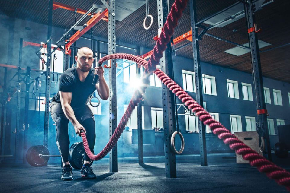 Homem fazendo crossfit - Metrópoles