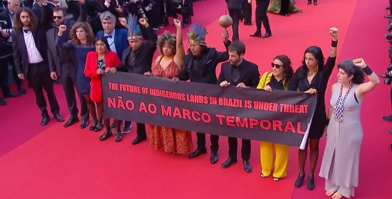 Na imagem com cor, um grupo de pessoas em um tapete vermelho - Metrópoles