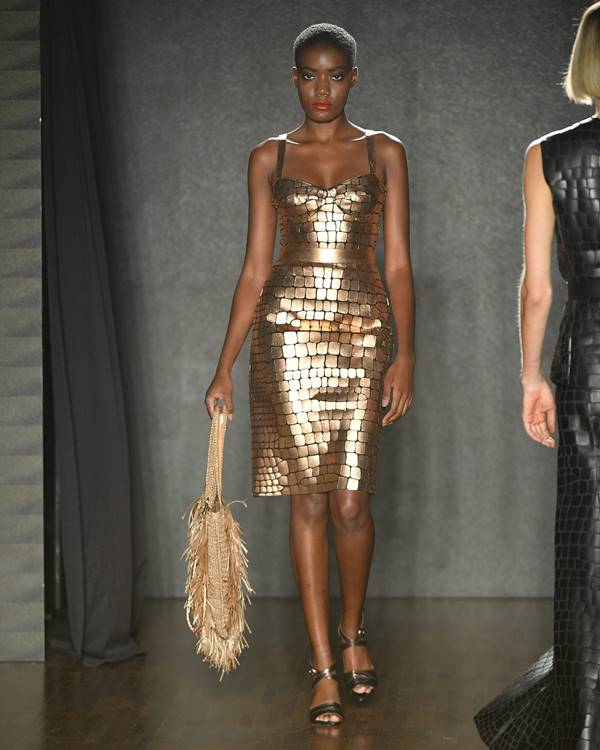 Modelo usa vestido metalizado em dourado com mosaico de couro - Metrópoles