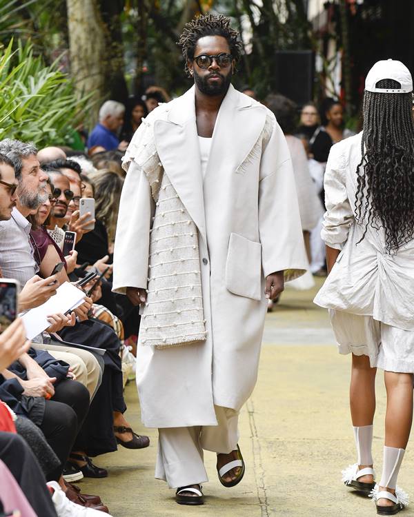 Na passarela, homem negro usa look branco oversized de alfaiataria - Metrópoles