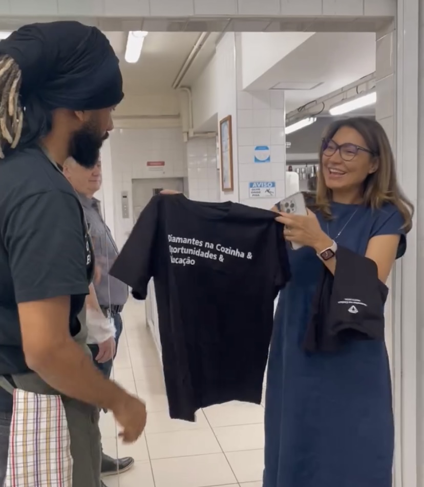 Na foto, o chef João Diamante e Janja segurando uma camiseta - Metrópoles 