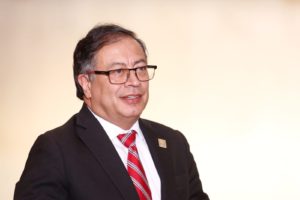 Foto mostra o presidente da Colombia, Gustavo Petro, de terno preto e gravata vermelha