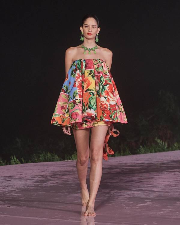 Na passarela, modelo usa vestido estampado com flores e sem alças - Metrópoles