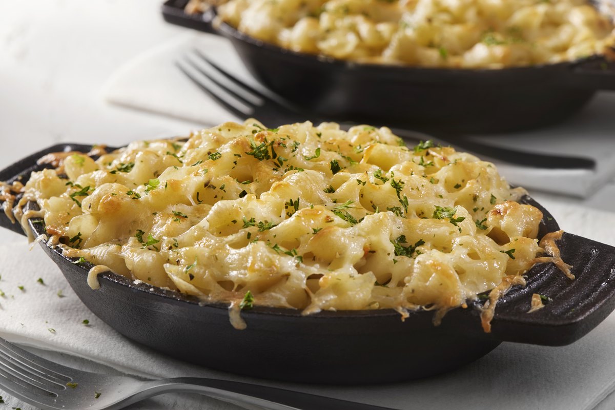 Foto colorida de macarrão com queijo - Metrópoles