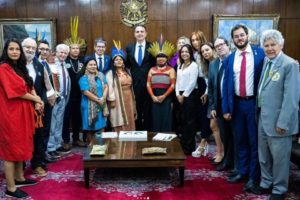 Foto colorida em que aparecem representantes dos povos indígenas - Metrópoles