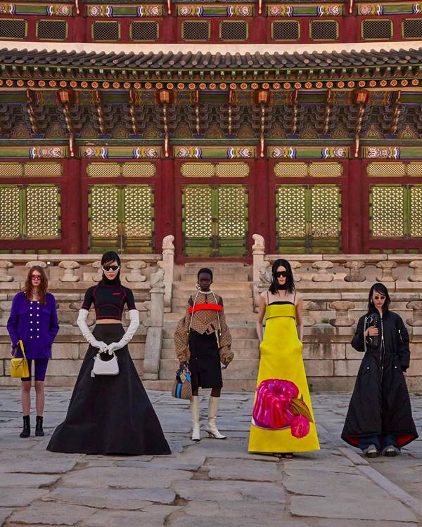 Modelos em frente ao Palácio Gyeongbokgung, na Coreia do Sul - Metrópoles