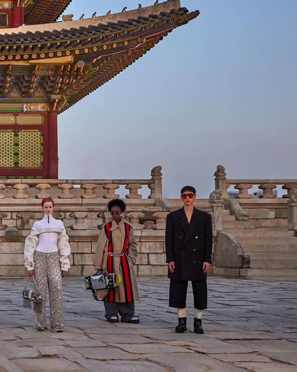 Modelos em frente ao Palácio Gyeongbokgung, na Coreia do Sul - Metrópoles