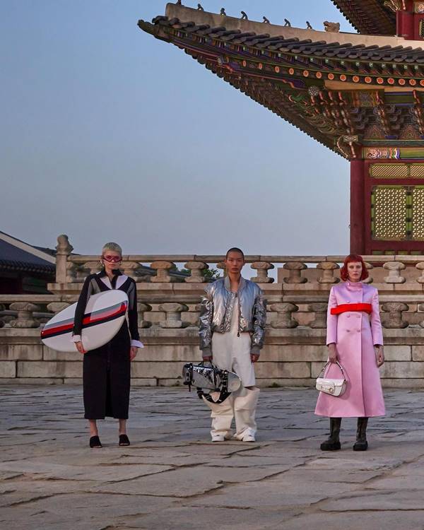 Modelos em frente ao Palácio Gyeongbokgung, na Coreia do Sul - Metrópoles