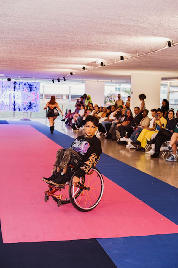 Na imagem com cor, modelos desfilam em tapete azul e rosa durante o Sense Moda Criativa - Metrópoles