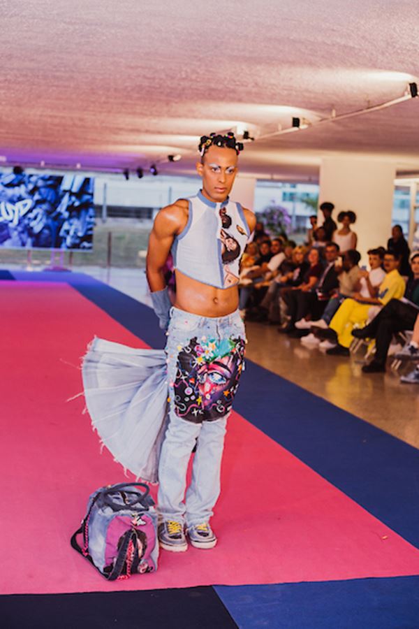 Na imagem com cor, modelos desfilam em tapete azul e rosa durante o Sense Moda Criativa - Metrópoles