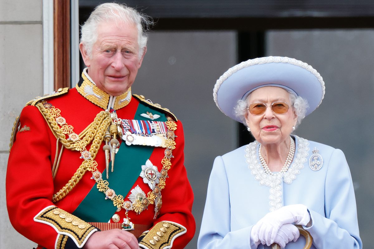 Rei Charles e a saudosa rainha Elizabeth no Trooping the Colour de 2022 