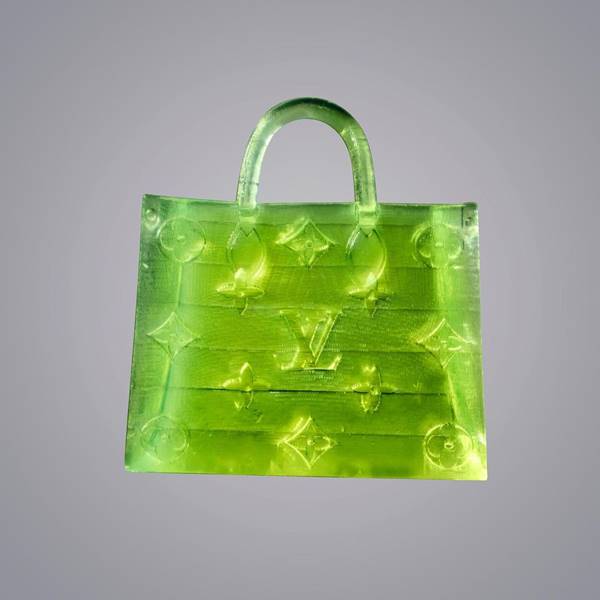 Bolsa verde fluorescente com logo da Louis Vuitton, vista via microscópico - Metrópoles