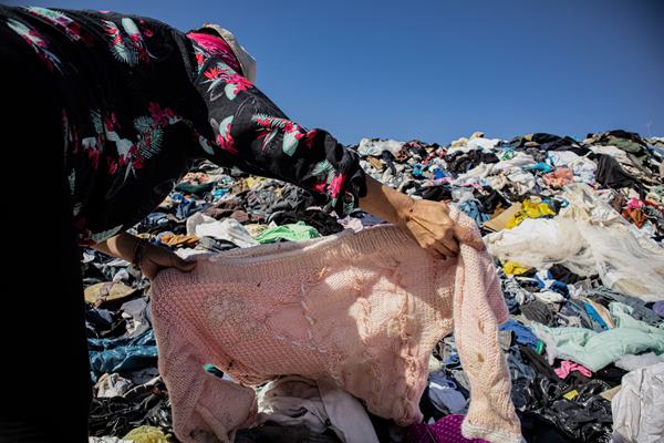 Pilha de roupas acumuladas em lixão - Metrópoles