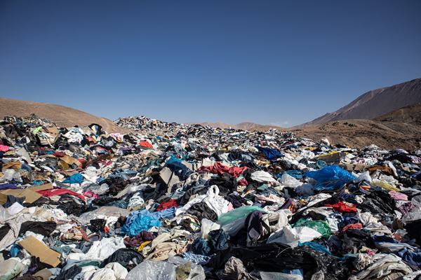 Pilha de roupas acumuladas em lixão - Metrópoles