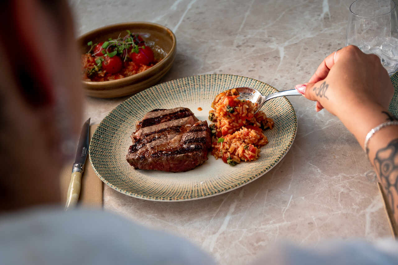 Na foto, uma mesa com prato de comida - Metrópoles