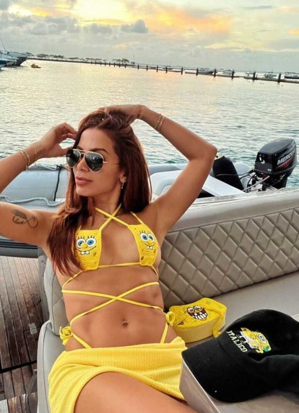 Na imagem com cor, uma mulher branca com cabelos castanhos médio usando um biquíni amarelo em um iate -Metrópoles