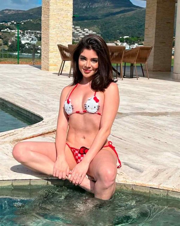 Na imagem com cor, uma mulher branca com cabelos castanhos médio usando um biquíni em uma piscina - Metrópoles