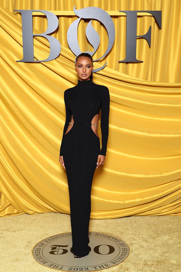 Na imagem com cor, Jasmine Tookes posa foto - Metrópoles