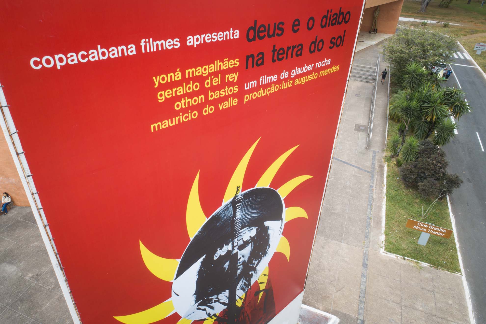 Painel do filme Deus e o Diabo na Terra do Sol, no Cine Brasília