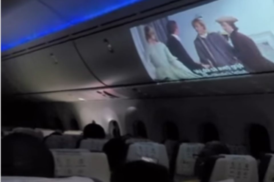 Passageiro exibe filme durante voo