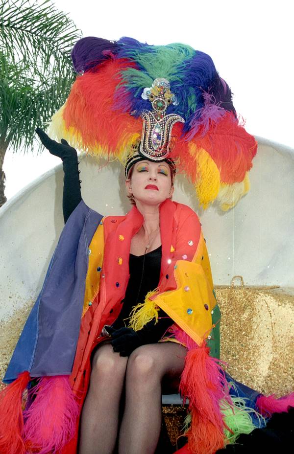 Cyndi Lauper em parada do Orgulho LGBTQIA+ de 2003 - Metrópoles
