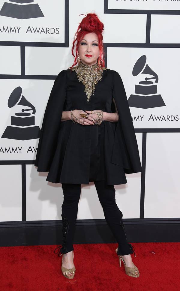 Cyndi Lauper de look preto em tapete vermelho - Metrópoles
