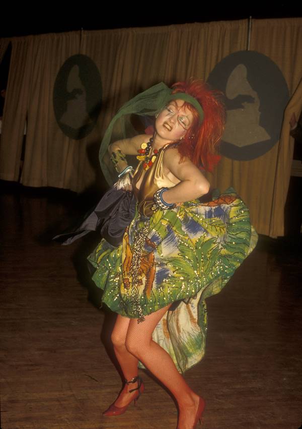 Cyndi Lauper com look extravagante nos anos 1980 - Metrópoles
