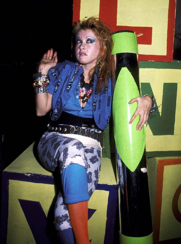 Cyndi Lauper com look extravagante nos anos 1980 - Metrópoles