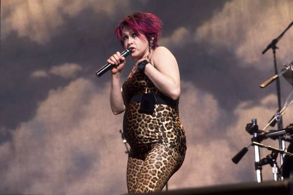 Cyndi Lauper no palco, grávida, vestindo look com estampa de onça - Metrópoles